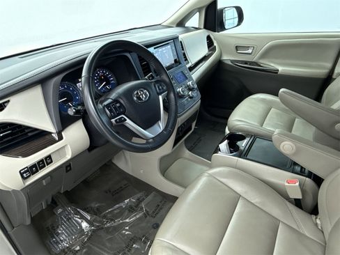 Used 2017 Toyota Sienna XLE image 12