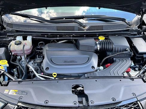 Used 2023 Chrysler Pacifica Touring-L FWD image 10
