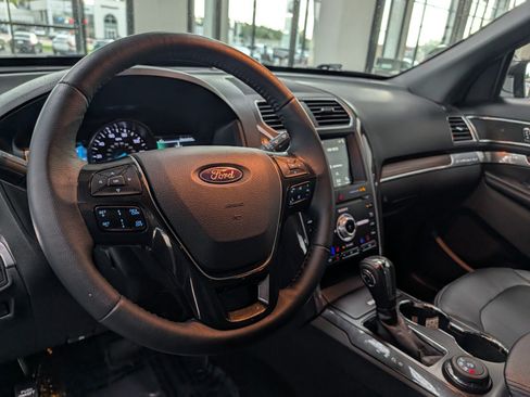 Used 2019 Ford Explorer Limited w/ Ford Safe & Smart Package AWD/4WD image 17