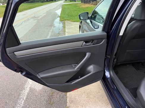 Used 2015 Volkswagen Passat TDI SE FWD image 16