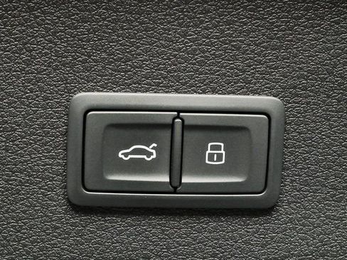 Used 2021 Audi e-tron Prestige w/ Prestige Package image 29