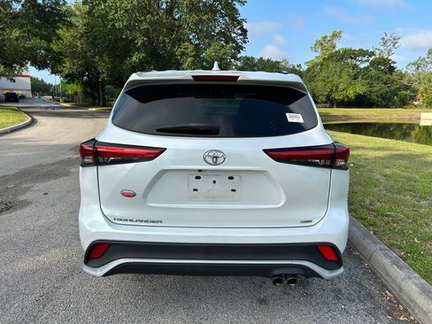 Used 2023 Toyota Highlander XSE FWD image 5