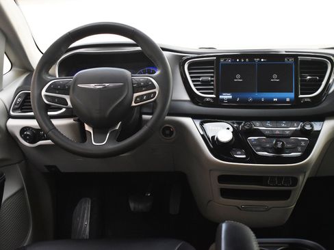Used 2024 Chrysler Pacifica Touring-L FWD image 43
