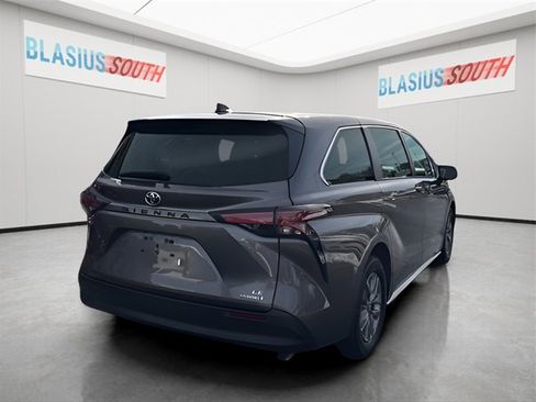 Used 2022 Toyota Sienna LE image 3