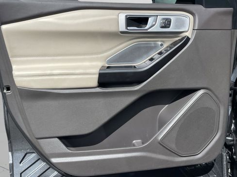 Used 2020 Ford Explorer Platinum w/ Premium Technology Package image 29