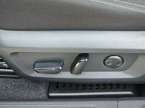 Used 2022 Nissan Rogue SV image 16