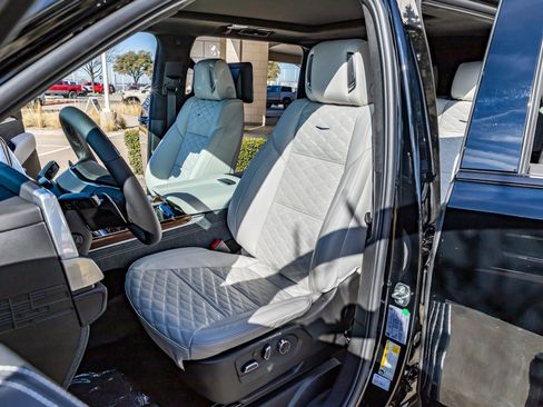 Used 2026 Cadillac Escalade ESV Platinum Sport w/ LPO, ONYX Package AWD/4WD image 27