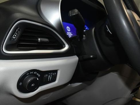 Used 2022 Chrysler Pacifica Touring-L image 27