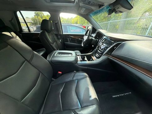 Used 2017 Cadillac Escalade Luxury AWD/4WD image 5