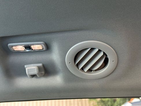 Used 2023 Ford Explorer XLT image 13