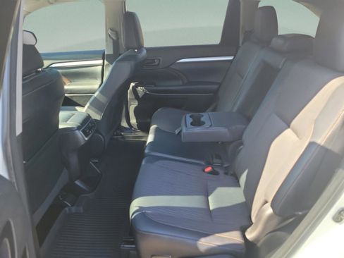 Used 2017 Toyota Highlander LE image 7
