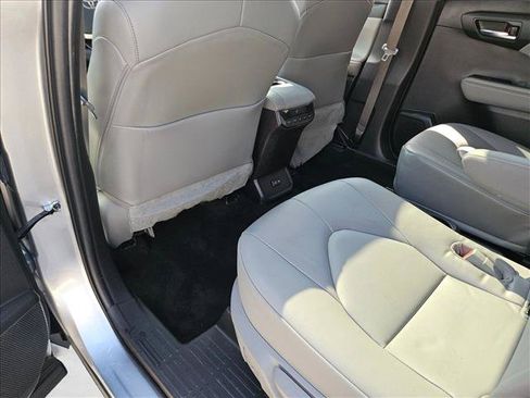 Used 2023 Toyota Highlander XLE AWD/4WD image 12