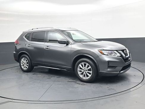 Used 2018 Nissan Rogue SV image 2