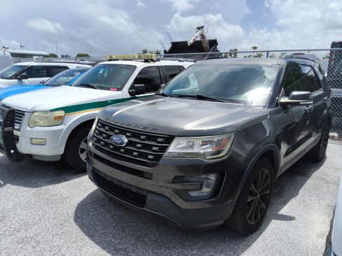 Used 2017 Ford Explorer XLT w/ Equipment Group 202A AWD/4WD image 2