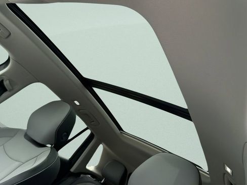 New 2026 Volkswagen Tiguan SE FWD image 17
