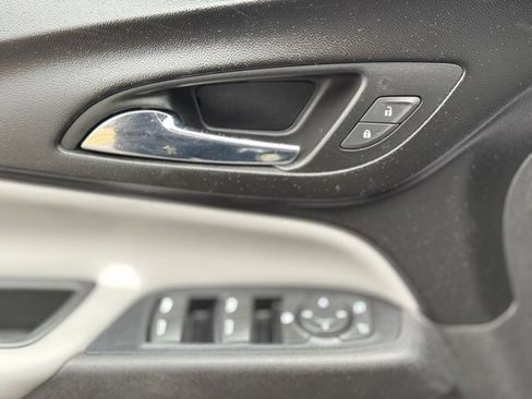 Used 2019 Chevrolet Equinox LS w/ LS Convenience Package image 8