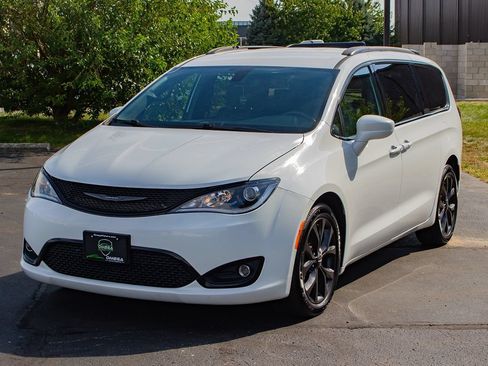 Used 2020 Chrysler Pacifica Touring-L Plus w/ S Appearance Package FWD image 3