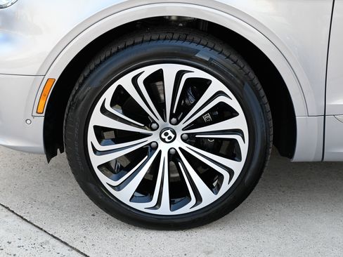 Used 2022 Bentley Bentayga image 9