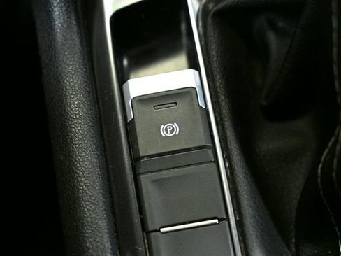 Used 2024 Volkswagen Tiguan SE image 30