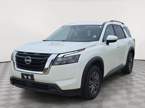 Used 2025 Nissan Pathfinder SV FWD image 3