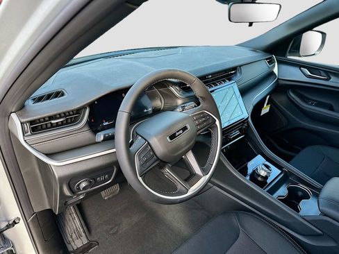 New 2025 Jeep Grand Cherokee Laredo image 11