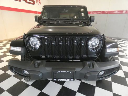 Used 2022 Jeep Wrangler Unlimited Sahara image 2