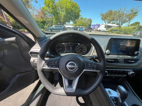 Used 2025 Nissan Altima 2.5 SV FWD image 33