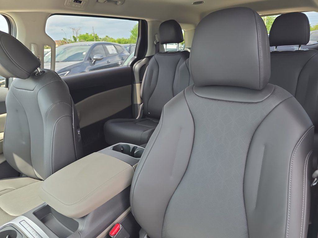 New 2026 Kia Carnival FWD image 21