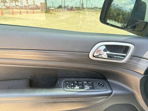 Used 2019 Jeep Grand Cherokee Laredo RWD image 9