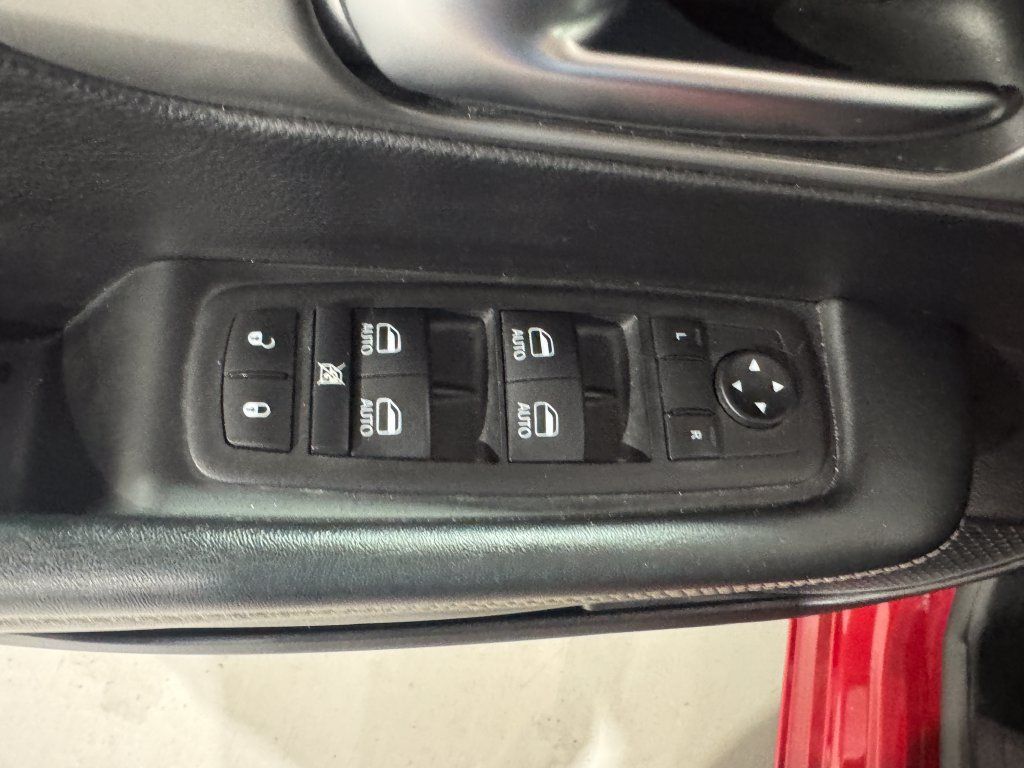 Used 2025 Chrysler Pacifica Select FWD image 17