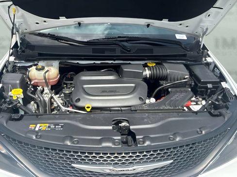 Used 2022 Chrysler Voyager LX FWD image 18