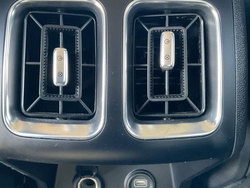 Used 2023 Kia Sorento EX image 25