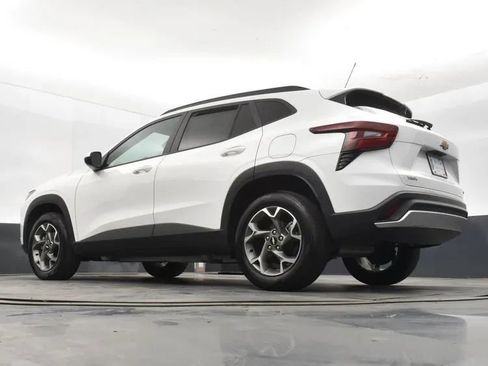 Used 2025 Chevrolet Trax LT w/ LT Convenience Package FWD image 12