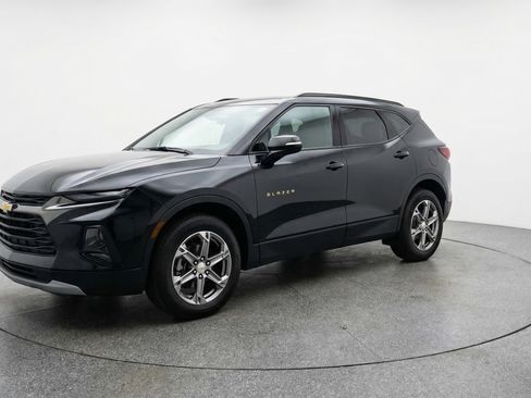 Used 2025 Chevrolet Blazer LT image 3