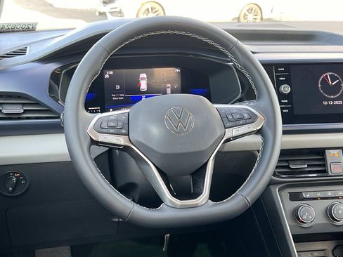 Certified 2022 Volkswagen Taos SE image 8