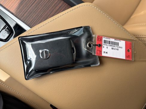 Certified 2024 Volvo XC60 B5 Ultimate w/ Protection Package Premier AWD/4WD image 38