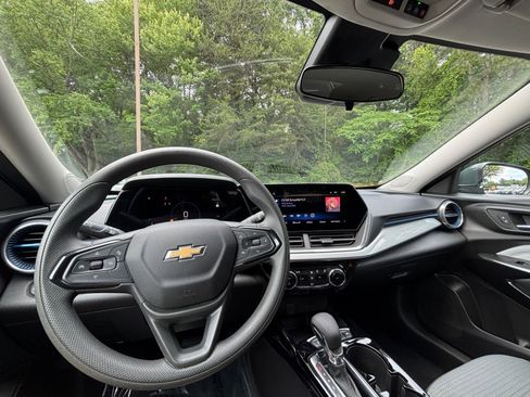 Used 2025 Chevrolet Trax LT FWD image 33