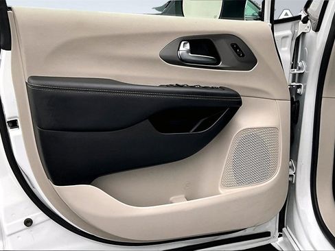 Used 2023 Chrysler Pacifica Touring-L image 22