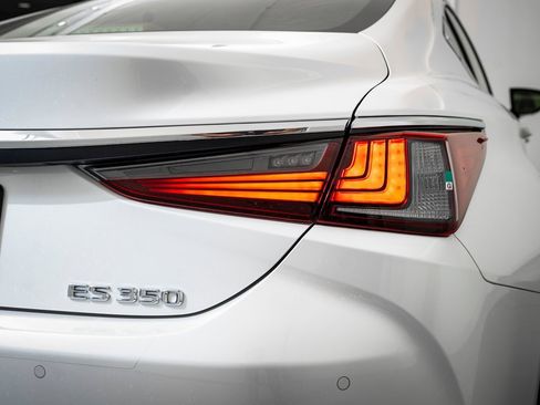 New 2025 Lexus ES 350 Ultra Luxury image 9