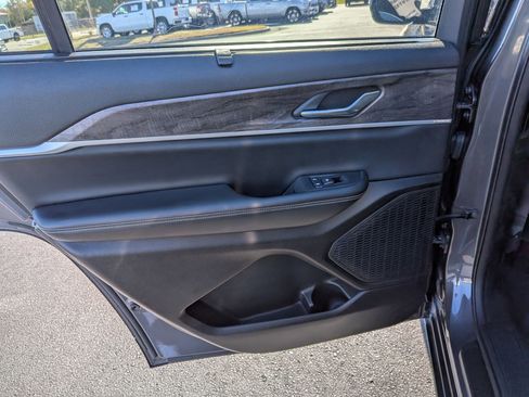 Used 2024 Jeep Grand Cherokee L Limited w/ Luxury Tech Group II image 33