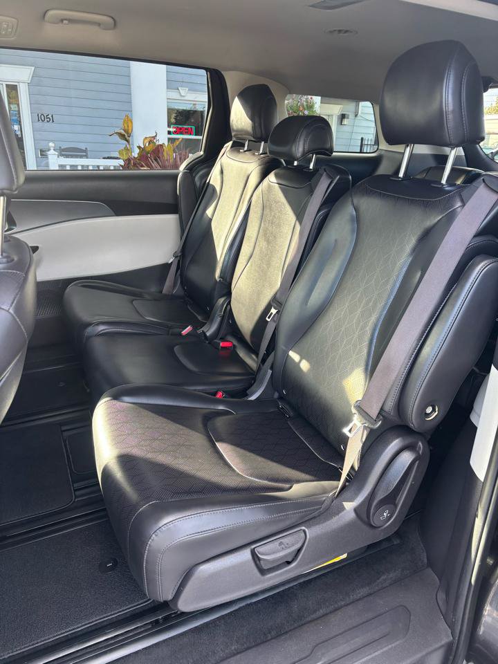 Used 2023 Kia Carnival LX FWD image 21