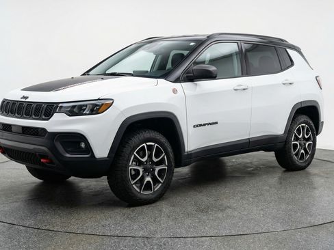 Used 2025 Jeep Compass Trailhawk image 3