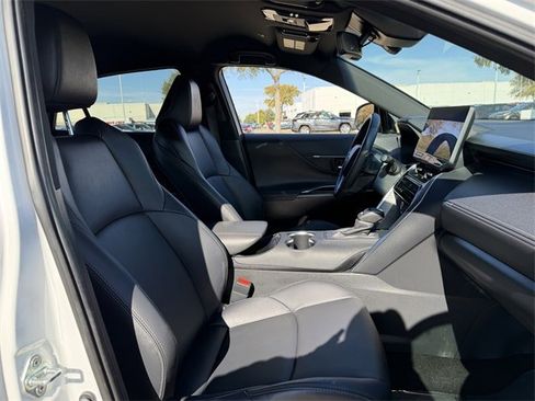 Certified 2024 Toyota Venza XLE image 28