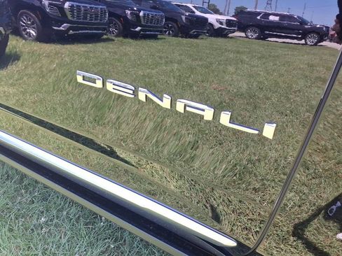 New 2026 GMC Yukon Denali w/ Denali Reserve Package AWD/4WD image 10