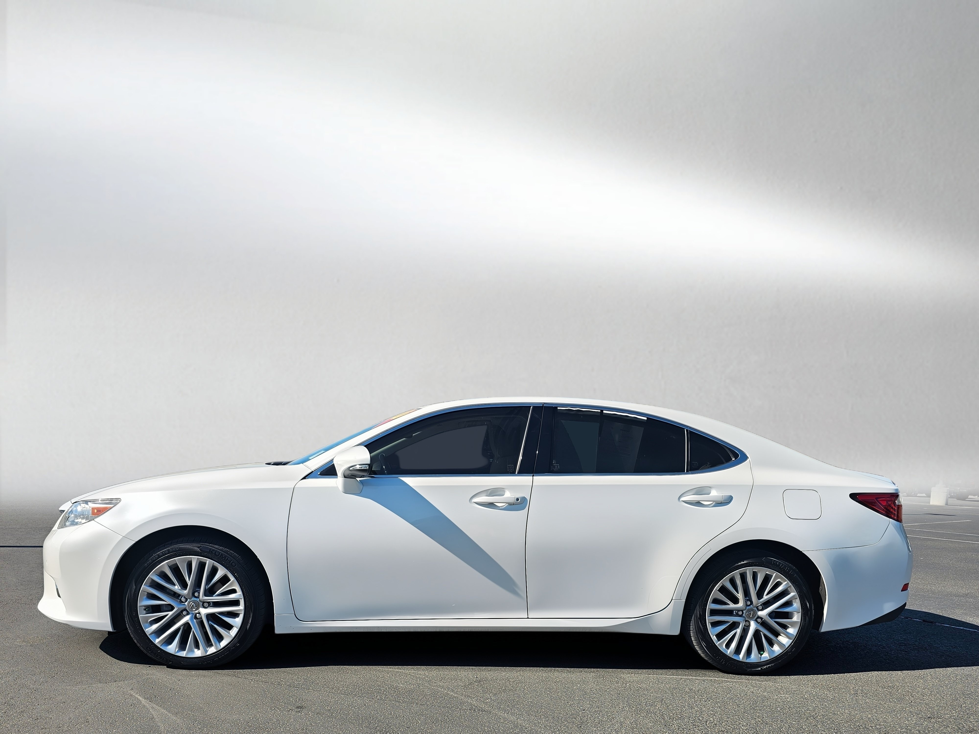 Used 2015 Lexus ES 350 w/ Luxury Package FWD image 2