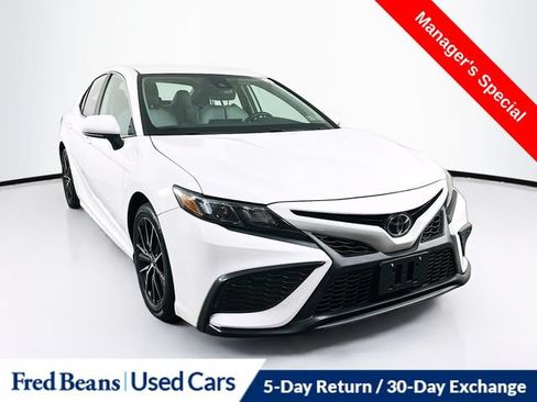Used 2021 Toyota Camry SE w/ Convenience Package AWD/4WD image 1