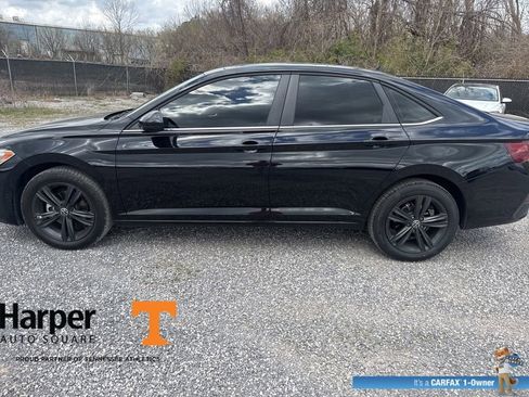 Used 2024 Volkswagen Jetta SE w/ Panoramic Sunroof Package image 2