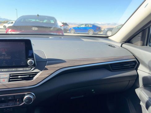 Used 2025 Nissan Altima 2.5 SV image 8