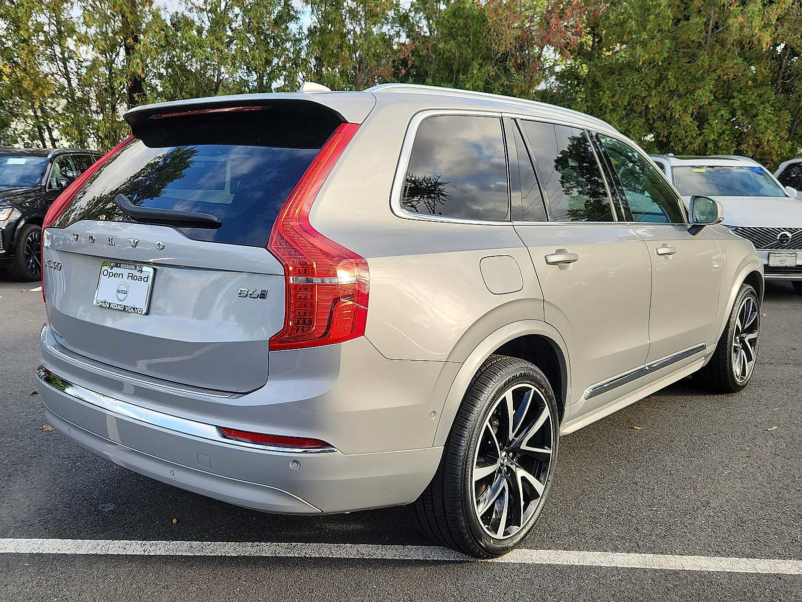 Certified 2023 Volvo XC90 B6 Plus AWD/4WD image 6