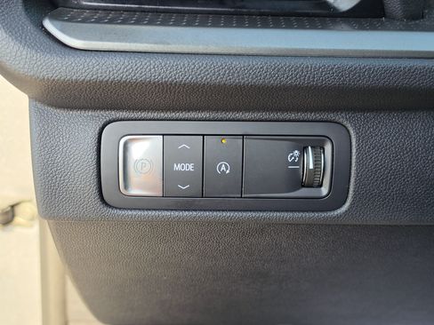 Used 2025 Chevrolet Traverse LT FWD image 33